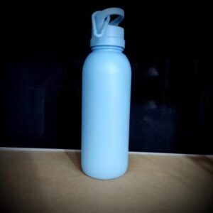 BOTELLA PLASTICA CELESTE CON COLGANTE