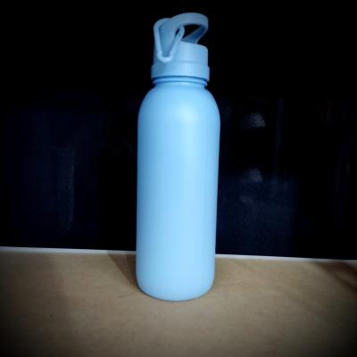 BOTELLA PLASTICA CELESTE CON COLGANTE